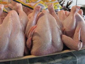 Carnea de pasăre s-ar putea scumpi cu cel puţin 15%