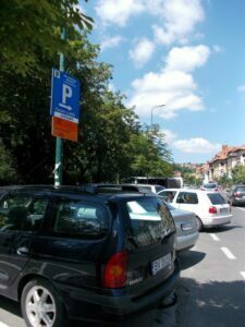 Primăria vrea să pună taxă pe toate locurile libere de parcare din Brașov. Numărul locurilor cu plată ar urma să crească cu aproximativ 6.000, de la 2.400 în prezent