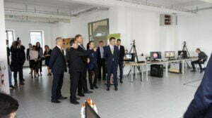 Președintele Iohannis, întâmpinat la Brașov de un roboțel cu un mesaj de bun venit