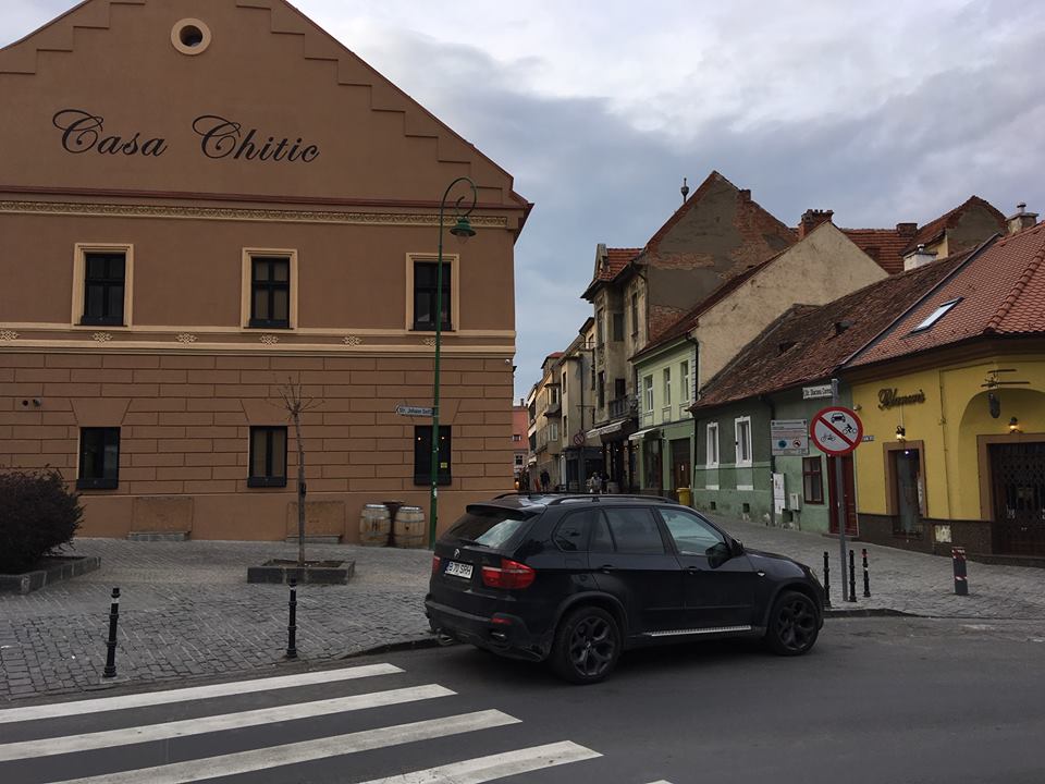 Un consilier local brașovean parchează mașina aiurea după care dă vina pe „un angajat”. După care se încurcă în explicații
