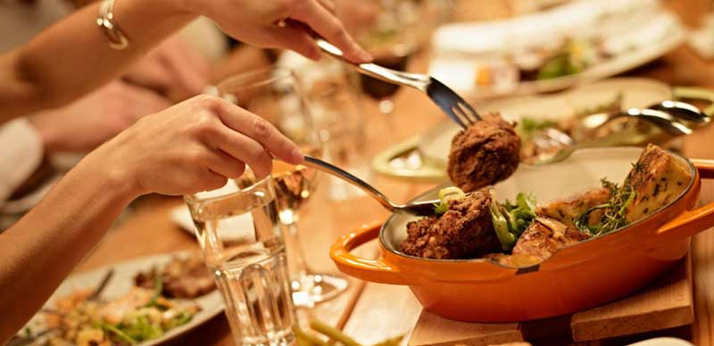 STUDIU: Peste 70% dintre restaurantele din România risipesc mâncarea. Fructele, legumele și carnea sunt cele mai aruncate produse 