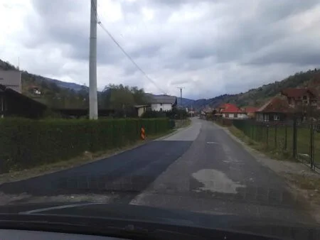 Compania de Drumuri a pus doar plombe pe „drumul rușinii” și pe drumul spre Moeciu. Nu le-a reabilitat în totalitate așa cum promisese