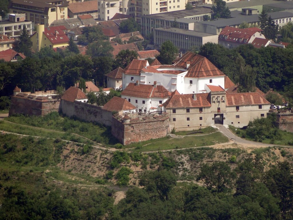 EXCLUSIV: Ca să blocheze preluarea Cetății Brașovului de către municipalitate, ministrul cu doctorat copiat Lucian Bode și-a anunțat intenția de a pune mâna pe Cetățuie/ Singura legătură a Cetății cu colegii lui Bode a fost când aceasta a fost penitenciar