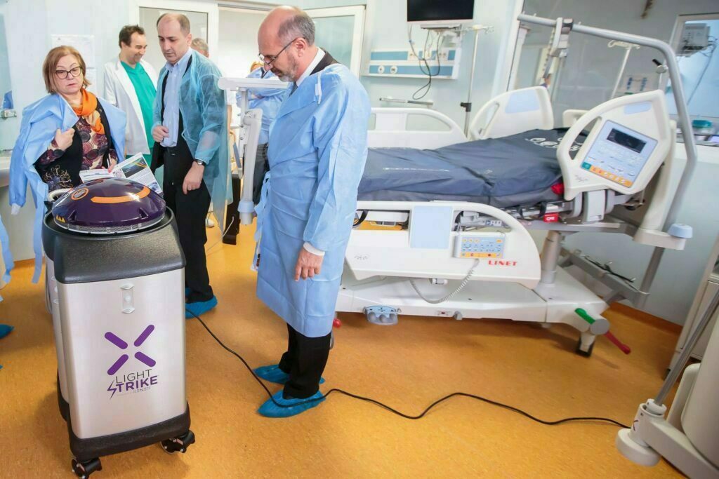 Un spital din Brașov vrea să se doteze cu un robot cu ultraviolete, care distruge bacteriile și virușii rezistenți. Investiția este de aproximativ 1 milion de lei
