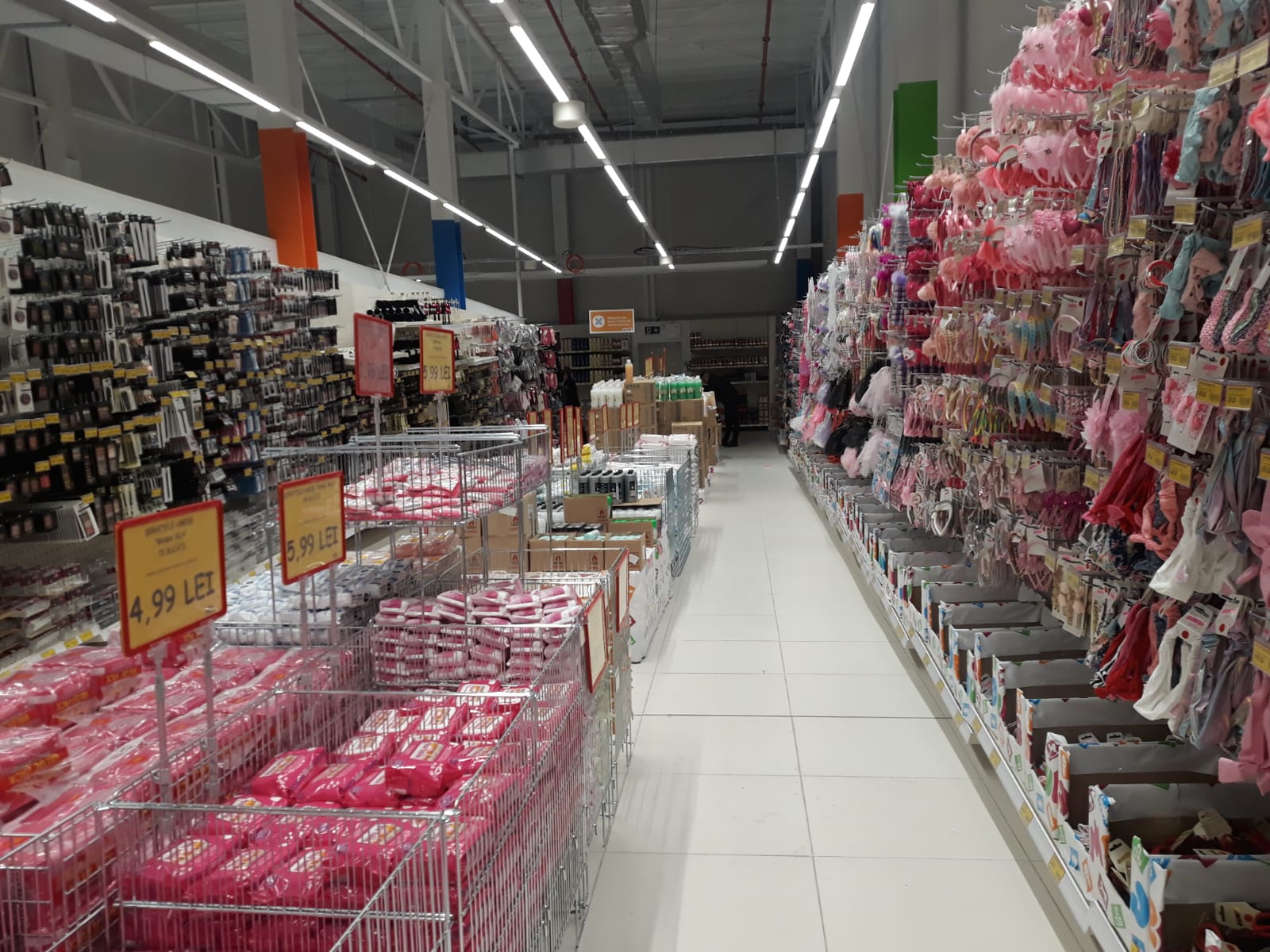 FOTO Jumbo a deschis hypermarketul jucării de la Brașov mai repede cu o zi decât anunțase • Economie Biz Brasov