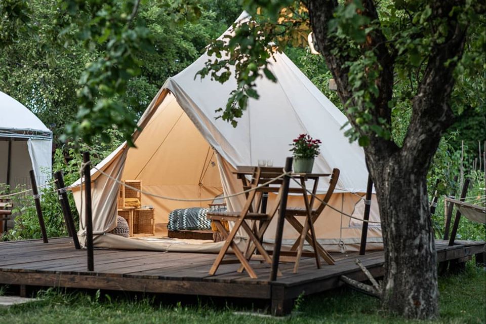 Glampingul”, conceptul de camping care oferă facilitățile unui din ce în ce mai popular printre