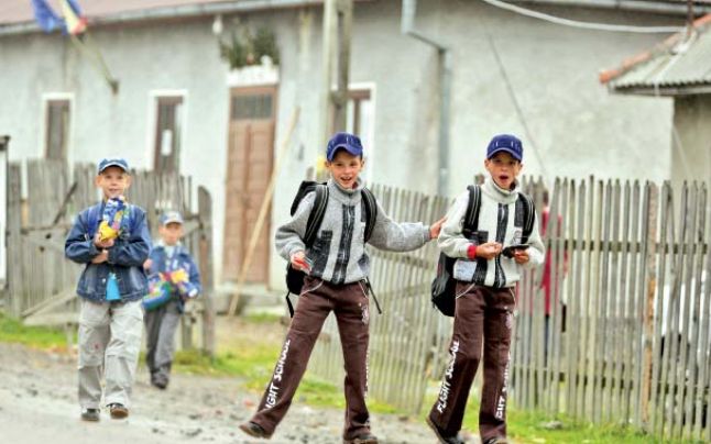 STUDIU: Peste 16% dintre copiii români în vârstă de 15 ani nu merg la școală. La nivelul UE, media sărăciei educaționale este de doar 2% 