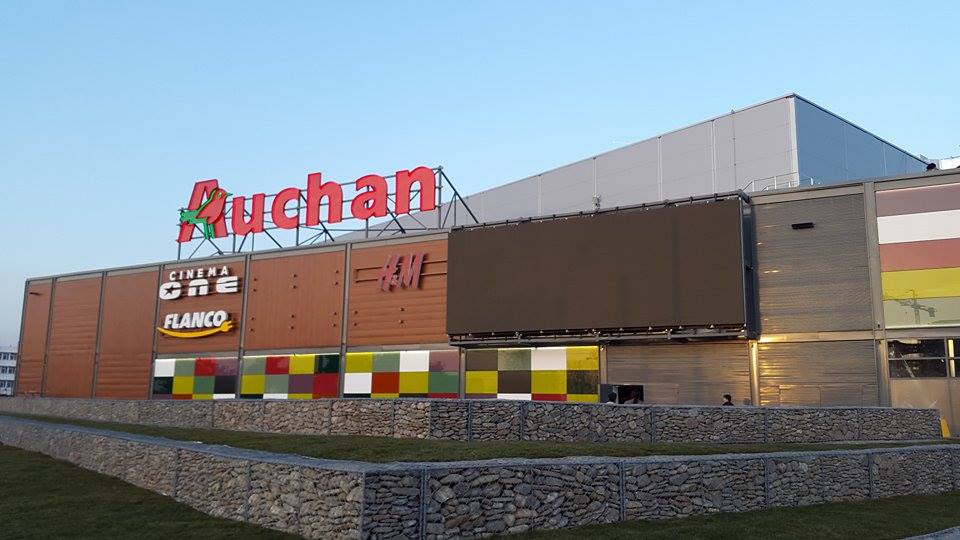 Auchan, primii pași pentru a deveni „uzină electrică”. Retailer-ul pregătește încă de anul trecut investiții în zona energiei verzi