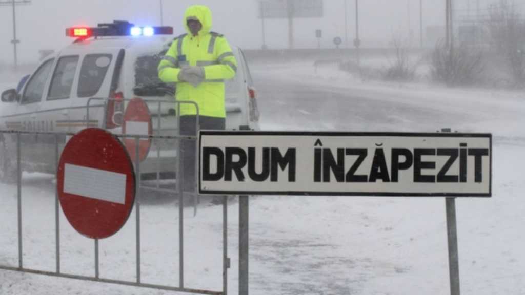 Nouă drumuri naţionale, închise din cauza ninsorii abundente