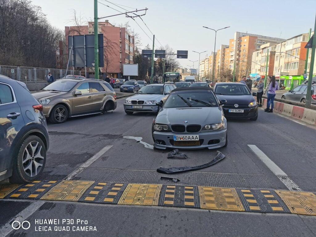 FOTO „Băiețașul cu BMW”, care s-a remarcat public după ce a parcat pe unde-l tăia capul prin Brașov sau pe litoral, a reușit „performanța” să producă un accident, ce a paralizat traficul în jumătate din Brașov, după ce a avariat serios alte două mașini