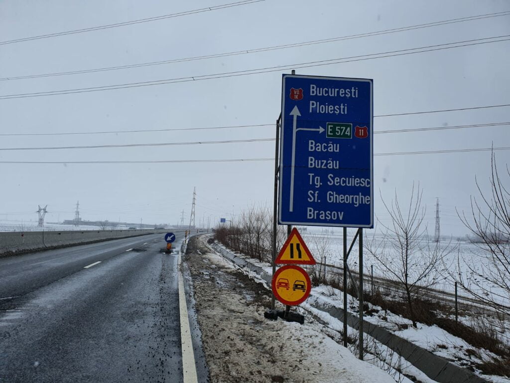 FOTO Ocolitoarea Brașovului, degradată de vreme. Drumarii introduc restricții: Viteză de maxim 60 km/h și prima bandă restricționată pe mai multe porțiuni