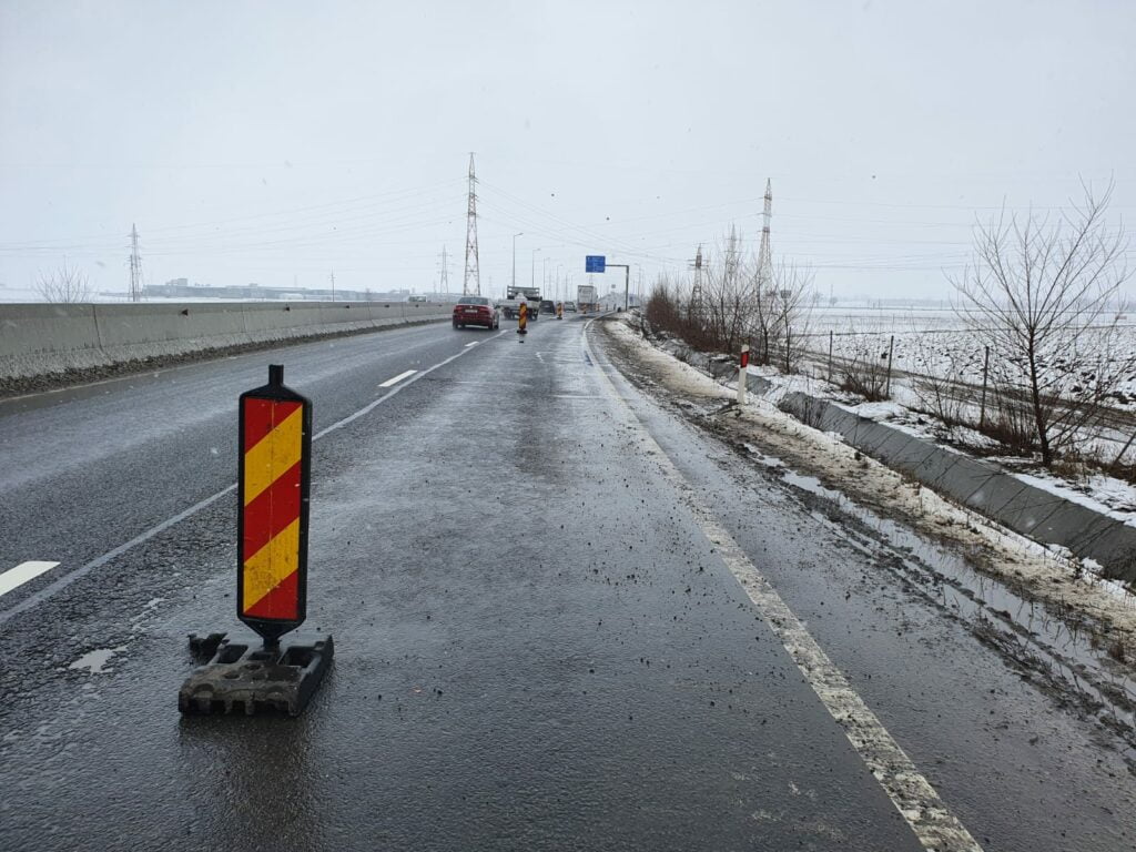 FOTO Ocolitoarea Brașovului, degradată de vreme. Drumarii introduc restricții: Viteză de maxim 60 km/h și prima bandă restricționată pe mai multe porțiuni
