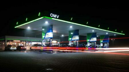 O companie de transport din Brașov boicotează OMV. „Vom intra în benzinăriile OMV și VOM alimenta de 1 leu!”
