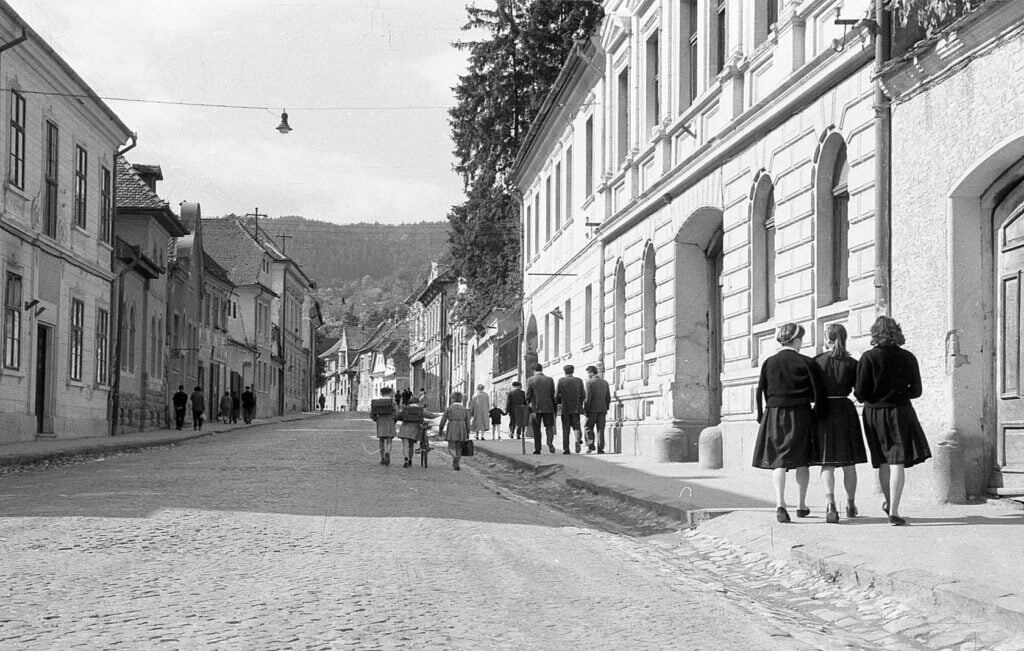 FOTO Cum arăta Brașovul în anii ’60, când orașul începea să se dezvolte: apăruseră deja primele linii de troleibuz și erau edificate construcții mai moderne în zona centrală