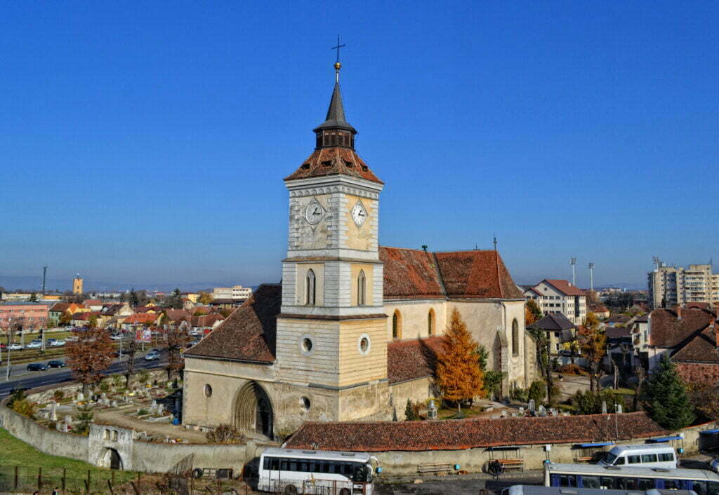 Biserica Sf. Bartolomeu, cel mai vechi monument istoric din Brașov. A rezistat invaziilor turceşti şi mongole, dar şi marelui incendiu din 1689