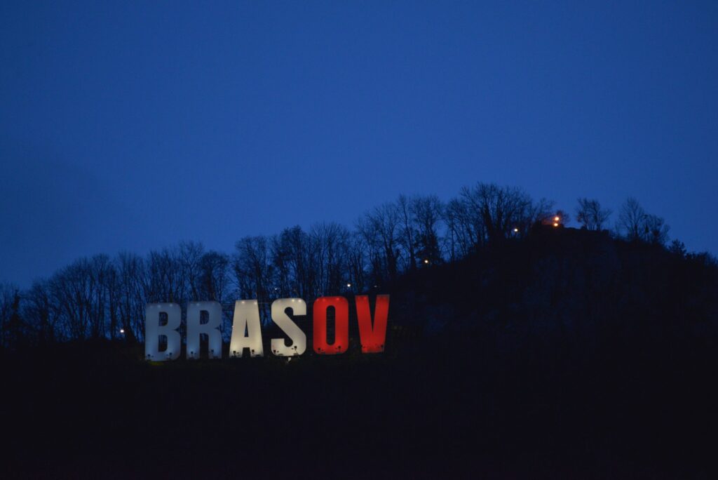 Brașovul de pe Tâmpa, iluminat în albastru-alb-roșu de Ziua Franței