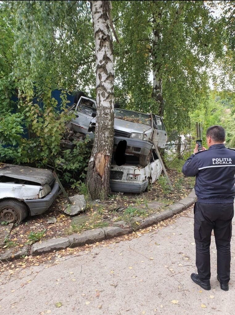 Peste 330 de mașini abandonate au fost identificate pe străzile din Brașov în acest an. 122 dintre rable au fost ridicate de polițiștii locali pentru a fi duse la fier vechi
