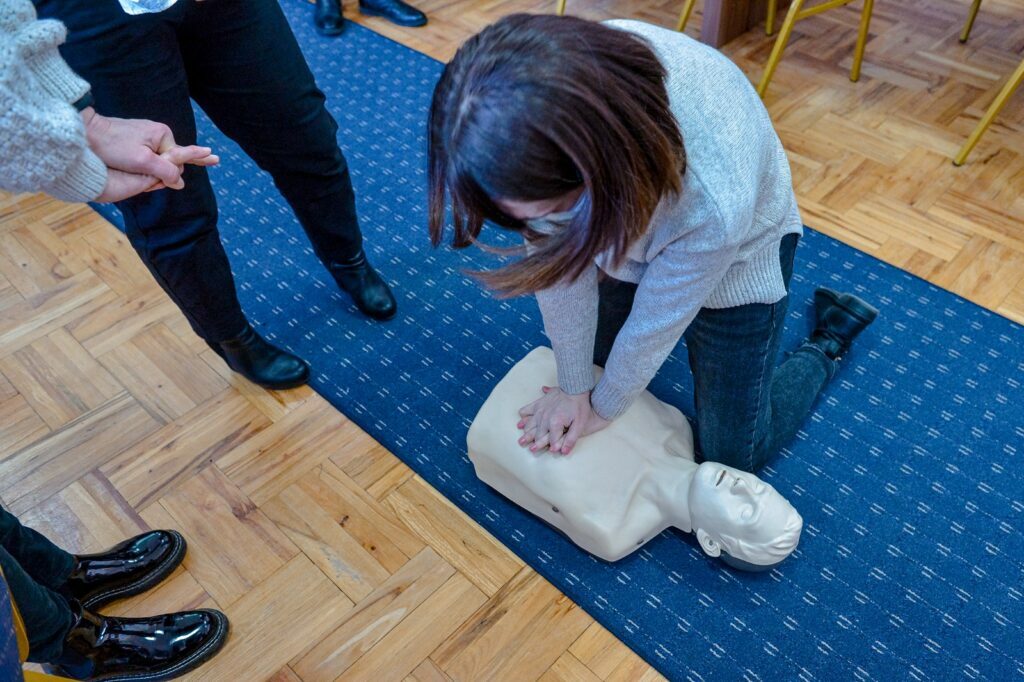 FOTO Elevii școlilor din Făgăraș vor învăța să acorde primul ajutor. Școlile au fost dotate cu defibrilatoare, truse medicale și manuale de prim ajutor