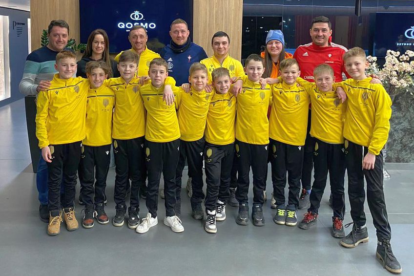 Cei 11 copii ucraineni care au ajuns în Brașov pentru un turneu de fotbal, chiar înainte de începerea războiului, au mers într-o excursie pe Muntele Tâmpa 