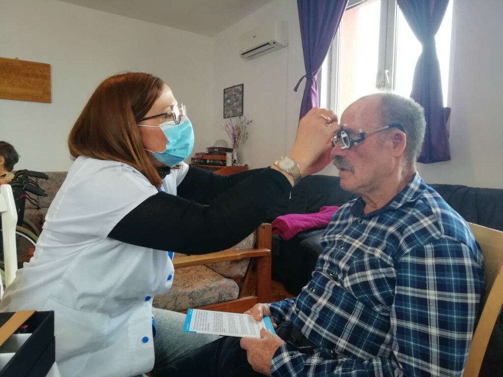 FOTO 27 de vârstnici au primit o consultație de specialitate optometrică și ochelari de citit în cadrul unei campanii lansată de Lions Club Brașov 