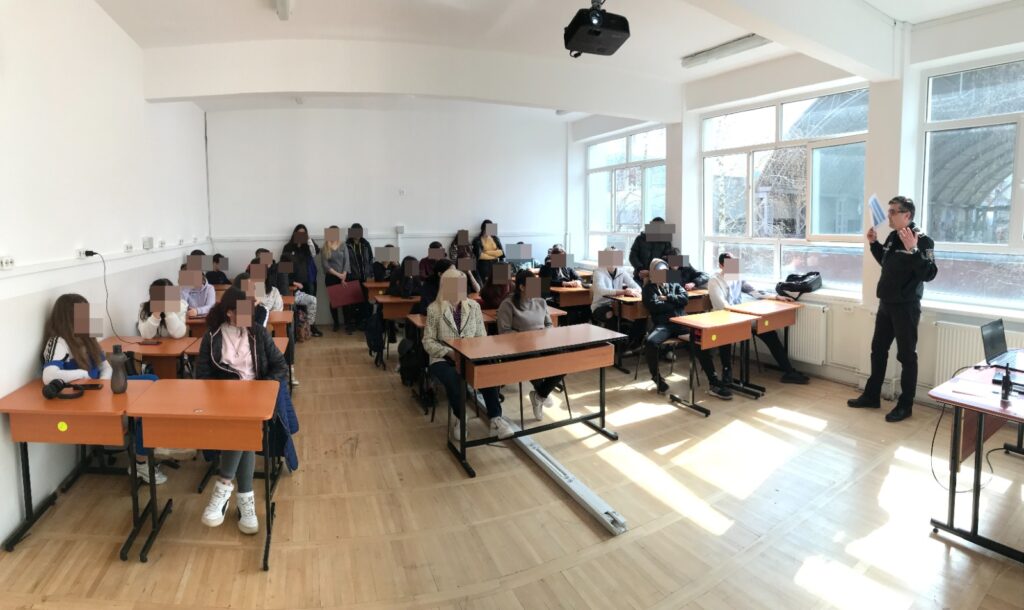 Pentru a combate fenomenul absenteismului, polițiștii brașoveni le-au explicat elevilor Colegiului Tehnic „Maria Baiulescu” de ce este importantă educația școlară 