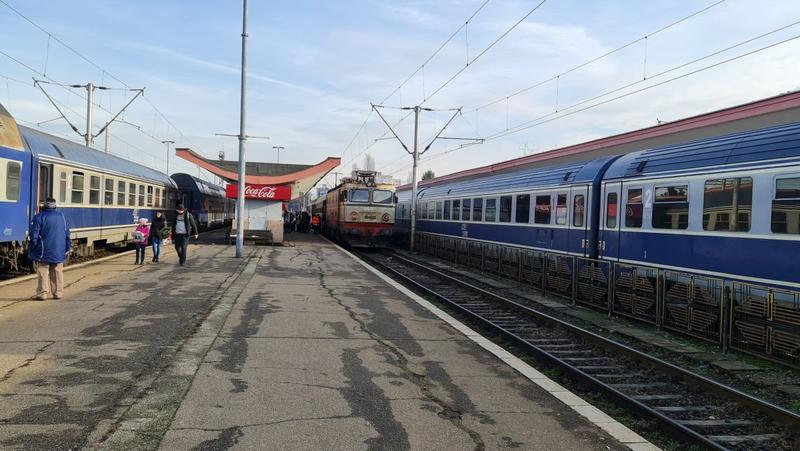 Trenuri rămase blocate în gări pe ruta dintre Brașov și Predeal, după ce o garnitură privată s-a defectat