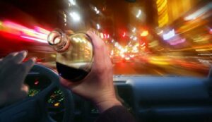 Un tânăr din Victoria fără permis de conducere și-a făcut „curaj” cu câteva pahare de alcool și i-a furat mașina tatălui. A gonit cu ea pe străzi până a izbit un camion parcat/ Cum a aflat tatăl său despre „ispravă”