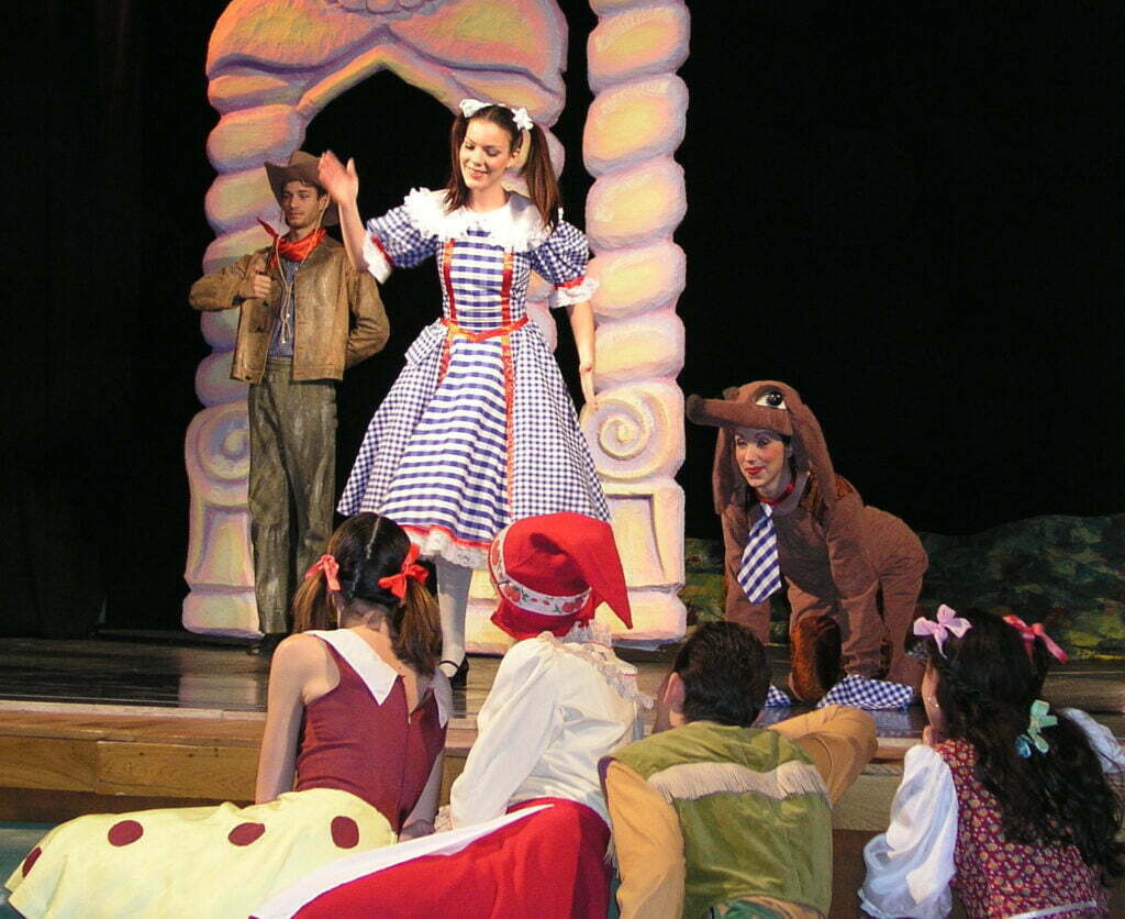 „Micuța Dorothy” pentru cei mici și „Vânzătorul de păsări” pentru cei mari, în această săptămână, la Opera Brașov