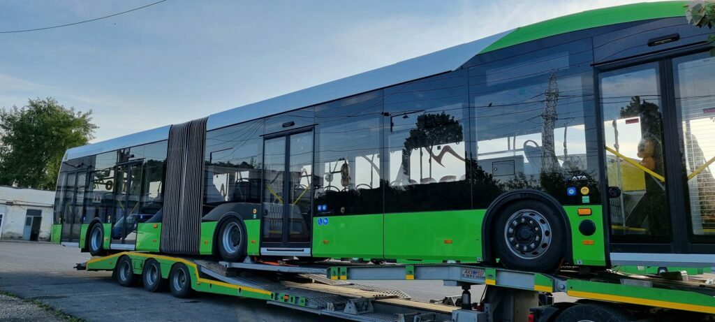 Primele două autobuze electrice articulate de 18 metri, care vor circula pe linia 5, au ajuns la Brașov. Acestea sunt produse de turcii de la Karsan