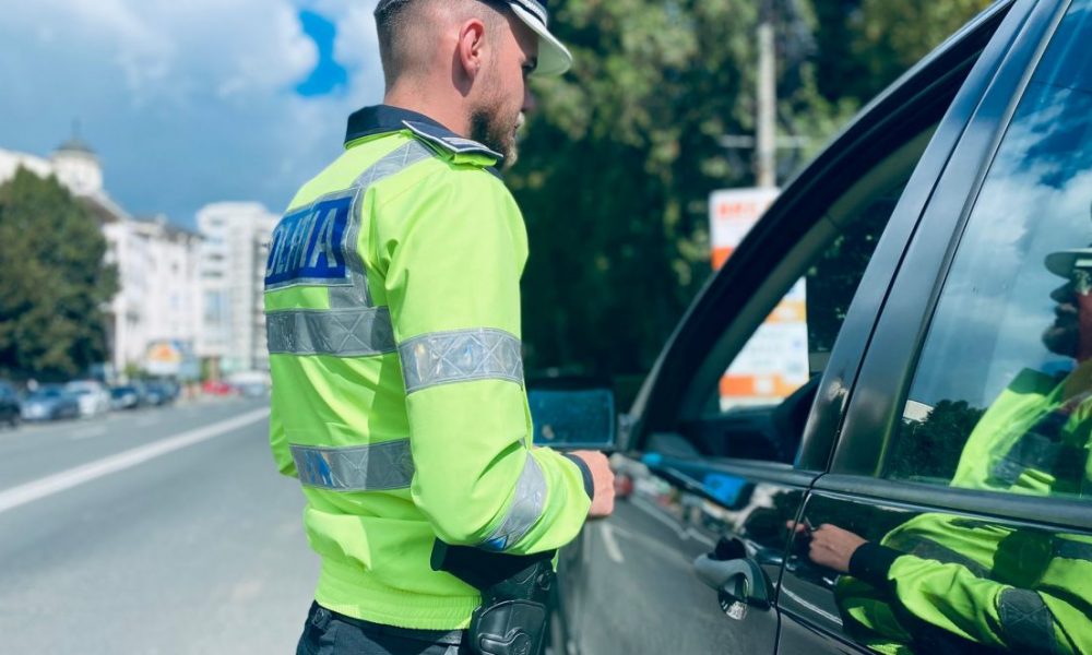 Un bărbat din Apața, fără permis de conducere, a fost prins de polițiști în timp ce conducea o mașină fără plăcuțe cu număr de înmatriculare