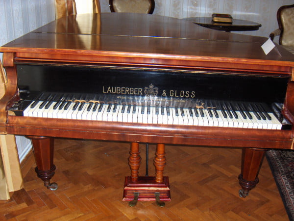 Exponate valoroase ale Brașovului: Pianul compozitorului George Dima, datat sfârşitul secolului al XIX-lea, la care au cântat nume importante ale muzicii românești 