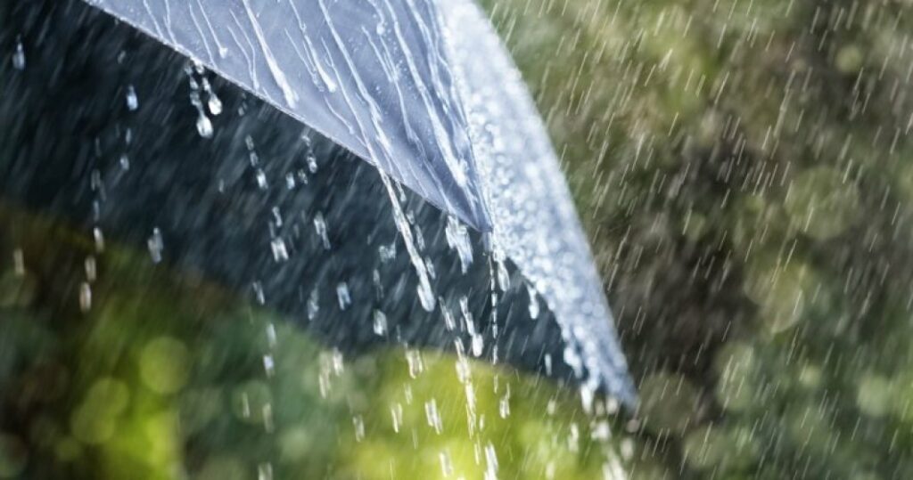 Brașovul, sub avertizare Cod galben de ploi și intensificări ale vântului