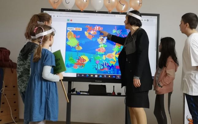 Programatori încă din clasa pregătitoare: Elevii unei școli din Brașov au devenit creatori de tehnologie chiar înainte să primească abecedare