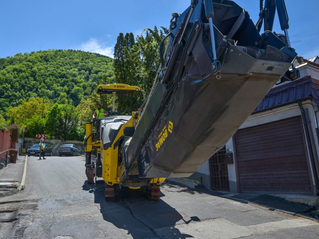 Primarul Coliban amenință un asfaltator cu rezilierea contractului, din cauză că se mișcă prea greu. Edilii brașoveni îi vor cere ajutor la lucrări „regelui asfaltului” din Covasna