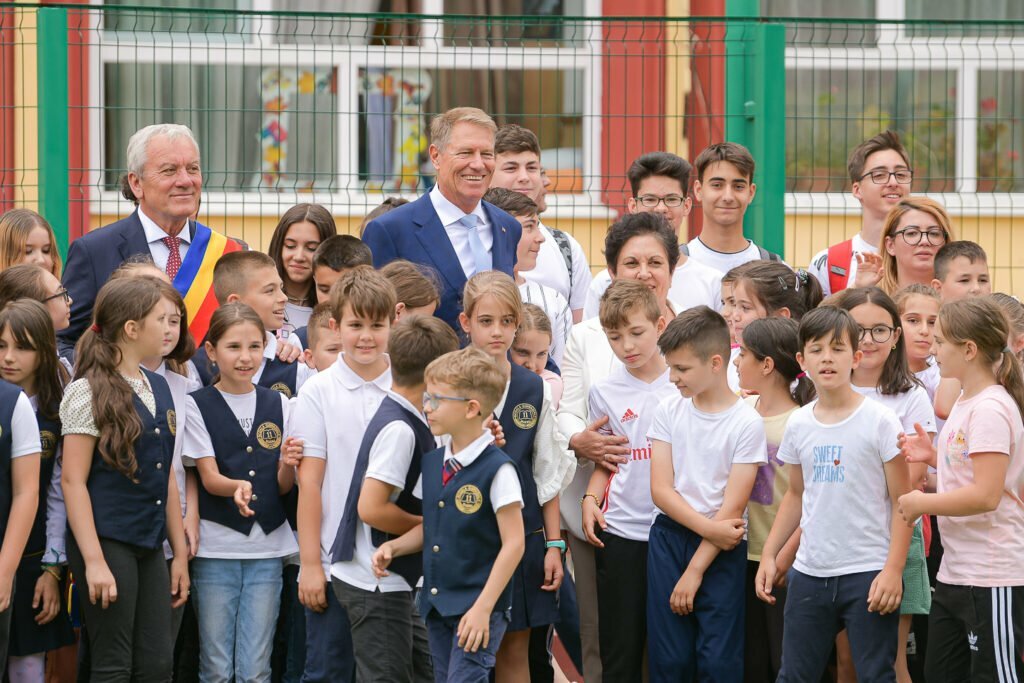Odă ca-n „epoca de aur” într-un ziar, după vizita președintelui Iohannis la o școală: „Mulțumim, Iohannis. A făcut, prin vizita de azi, cea mai mare onoare Școlii nr. 11 din oraș”