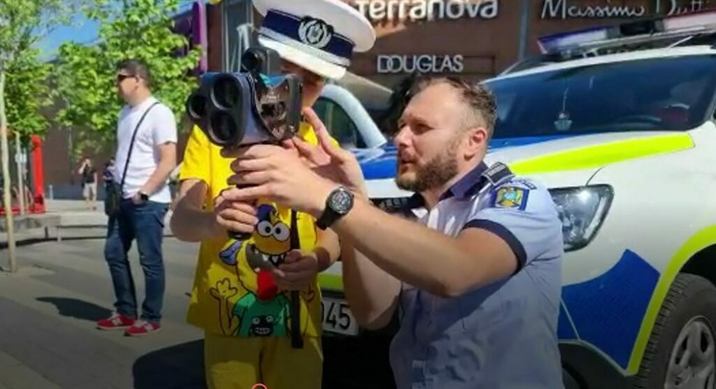 VIDEO De 1 iunie, polițiștii brașoveni au pregătit activități interactive pentru copiii de toate vârstele. Turneul de Fotbal caritabil va începe la ora 14:00