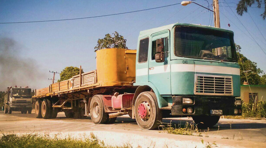 Camioanele Roman SA sunt încă la mare căutare în Cuba. Un fotograf cubanez le-a făcut celebre