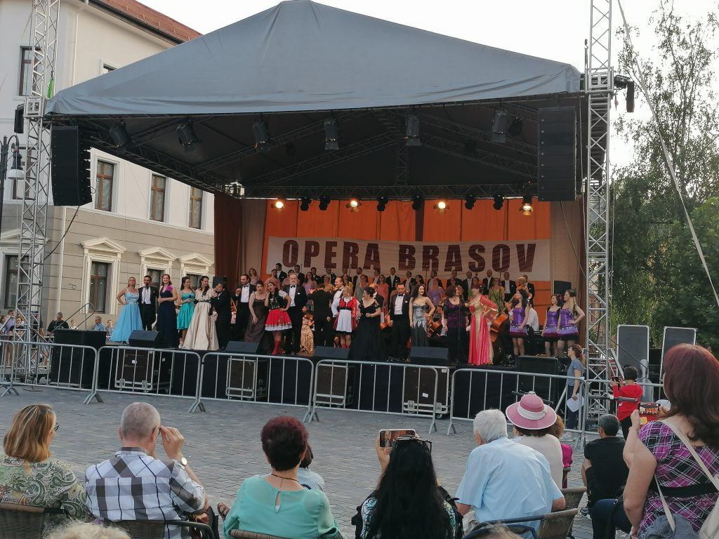 Opera Brașov deschide stagiunea estivală din Piața Sf. Ioan, în acest weekend, cu două spectacole inedite. Intrarea este liberă la ambele evenimente 
