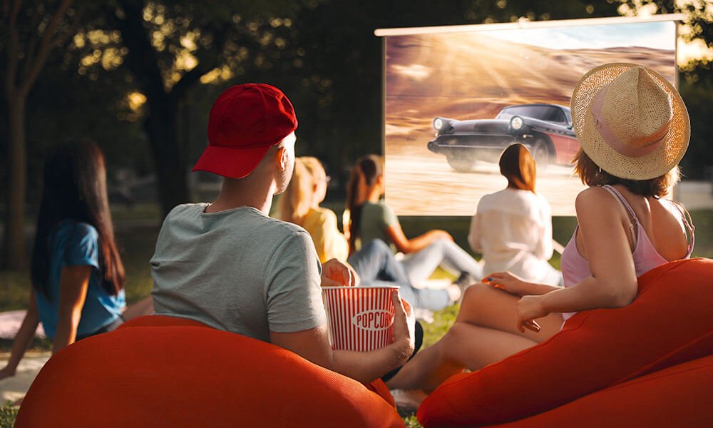 Sinaia găzduiește caravana Orange Pop-Up Cinema în perioada 15-17 iulie. Vezi aici ce filme vor fi proiectate în aer liber