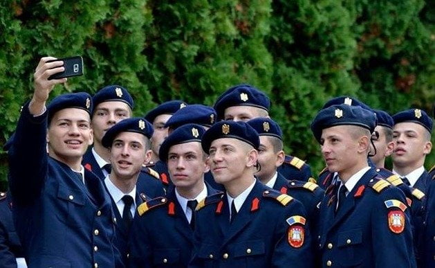 Ministerul Educației a suplimentat cu 216 numărul locurilor la admiterea în liceele militare pentru acest an
