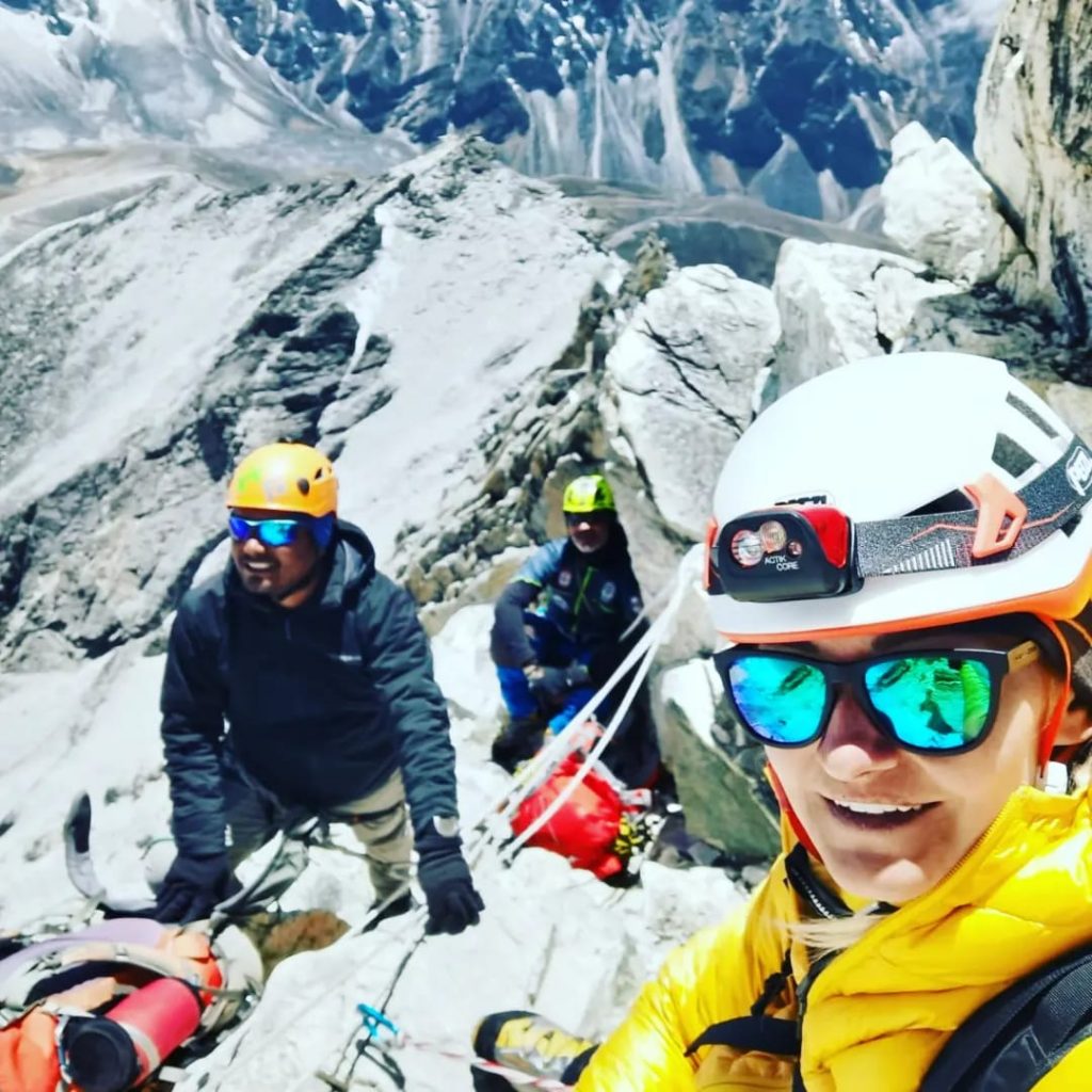 #fwdBV Un brașovean a urcat pe vârful Ama Dablam din Himalaya, la peste 6.000 metri altitudine, chiar în noaptea de Înviere: „Absolut orice mișcare pe care o făceam ne putea dezechilibra”