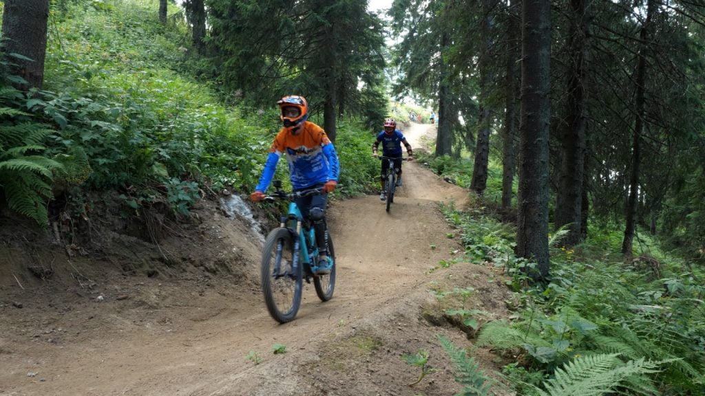 Premieră în România: În Poiana Brașov a fost amenajat un parc dedicat pasionaților de mountain bike cu trasee spectaculoase