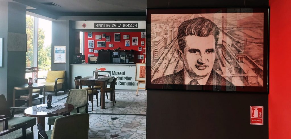 Expoziția „Omagiu conducătorului iubit”, o colecție dedicată cultului personalității lui Nicolae Ceaușescu, se deschide la Muzeul Amintirilor din Comunism începând din 9 iulie
