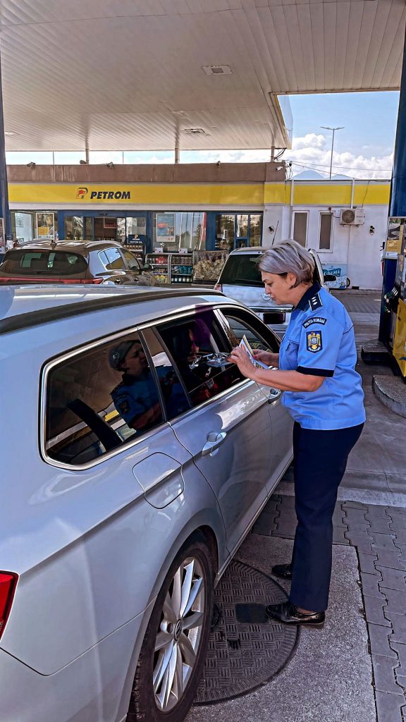 FOTO Polițiștii brașoveni, „razie” în benzinăriile din oraș. Ce le-au transmis celor care tranzitau aceste zone