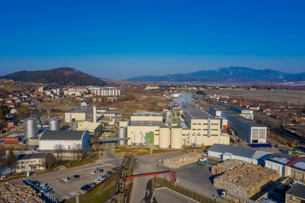 Conducerea fabricii de hârtie din Zărnești, convocată la Prefectură în vederea rezolvării problemei mirosului „dezagreabil” din oraș