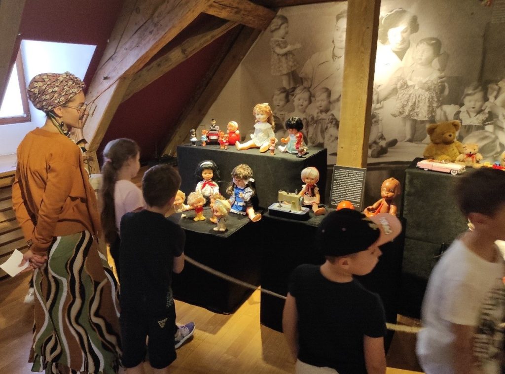 FOTO Cadou la final de vacanță: Expoziția „Jucării, păpuși și jocuri” poate fi vizitată gratuit la Muzeul Civilizației Urbane a Brașovului până în 4 septembrie