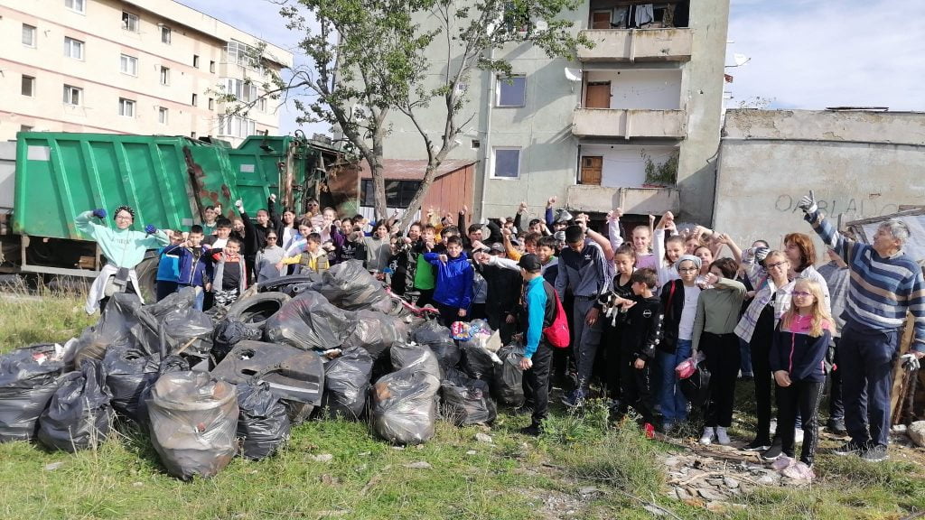 FOTO Râșnovul a fost curățat lună. Sute de persoane au luat parte la o acțiune de ecologizare care a vizat nu doar cartierele, ci și zonele de interes turistic