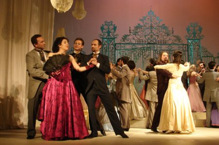 Concertul de Sărbători „Cadouri muzicale” și îndrăgita operă „Văduva veselă”, în această săptămână, la Opera Brașov