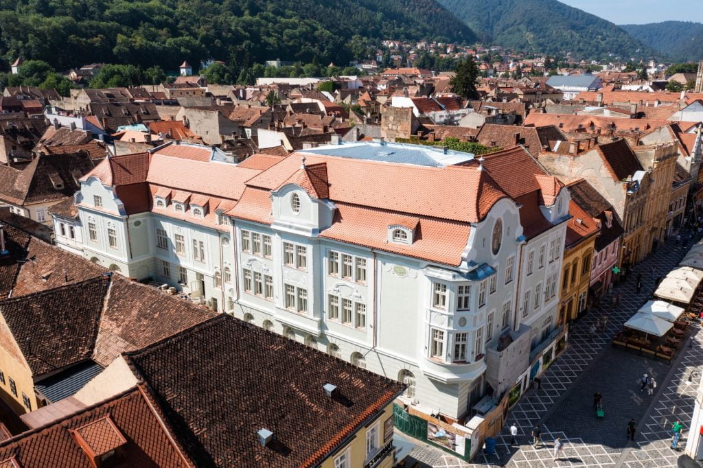 Fosta Bancă săsească devine, din 16 decembrie, cel mai mare centru cultural din Brașov: Artiștii, invitați să propună o serie de lucrări proprii, care să fie expuse în acest spațiu