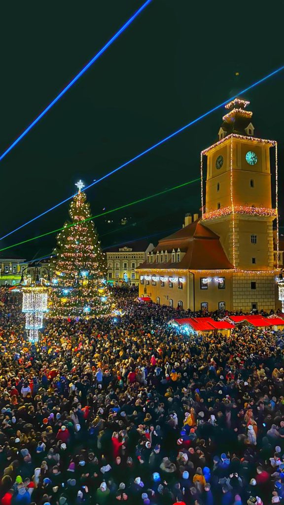 Moș Nicolae vine cu ceai gratuit și colinde în Piața Sfatului, în 6 decembrie